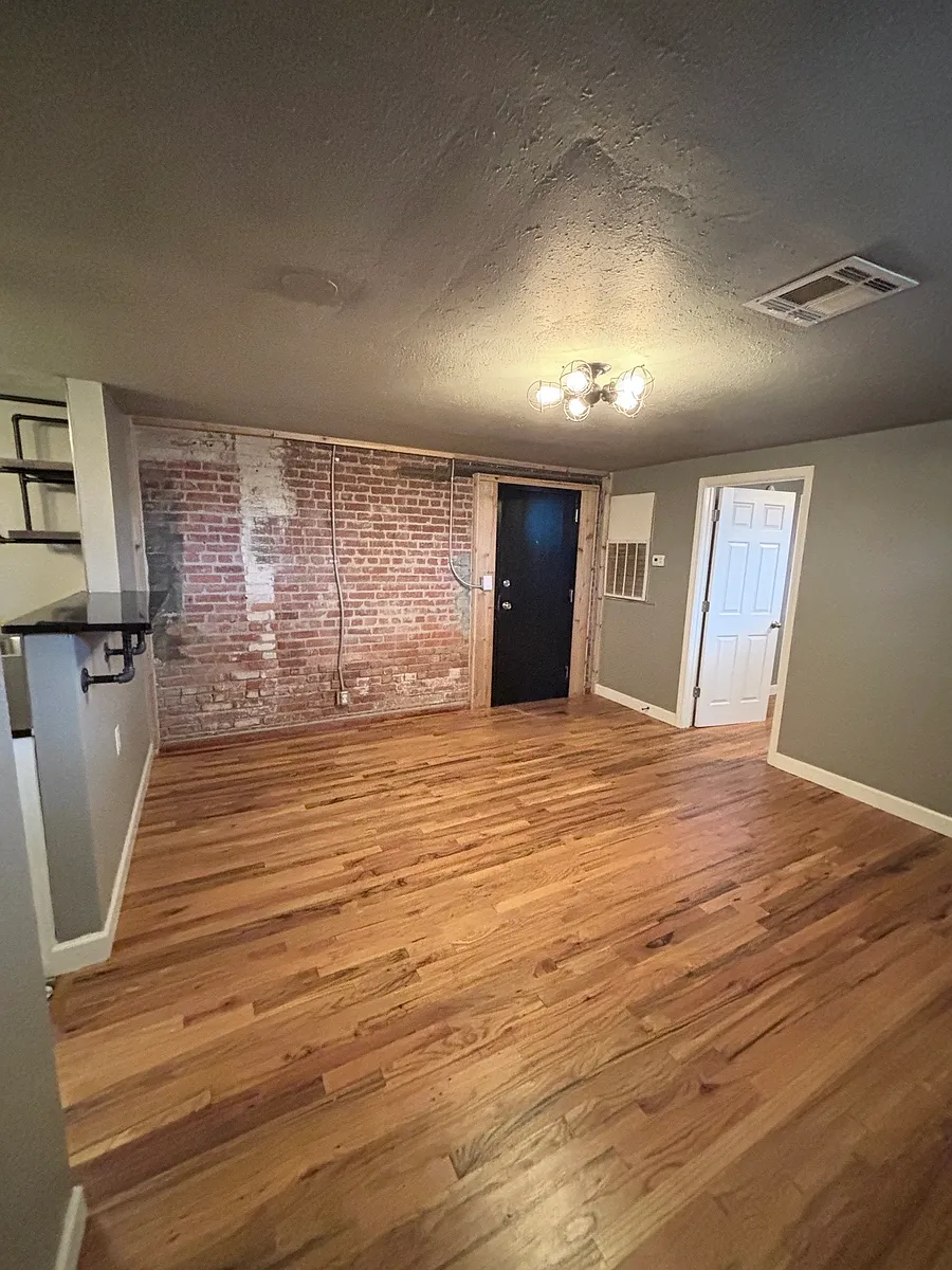 Building Photo - 215 W Fairview St #102
