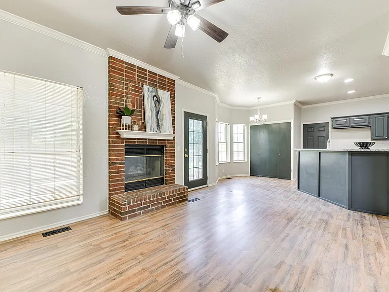 1829 Courtney Ln — Photo 12