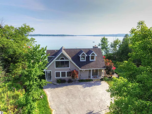 4511 E Duck Lake Rd, Lake Leelanau, MI 49653