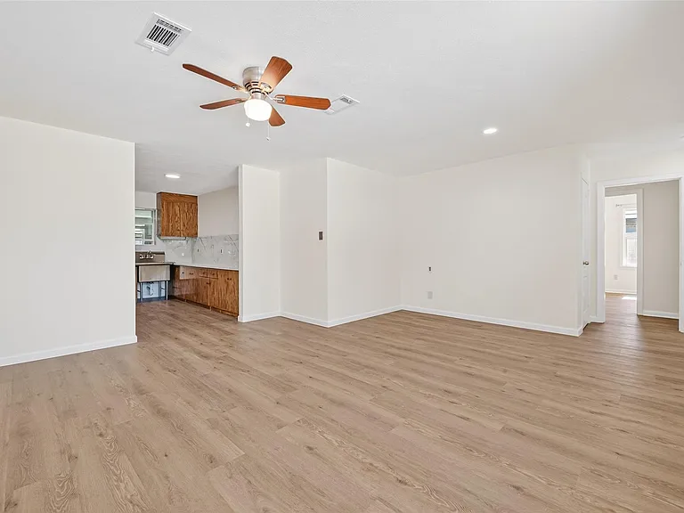 7950 Longridge Dr — Photo 7