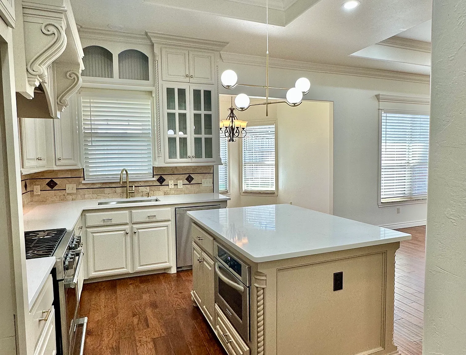 4 bed, 2614 sqft, $2,700 — Photo 2