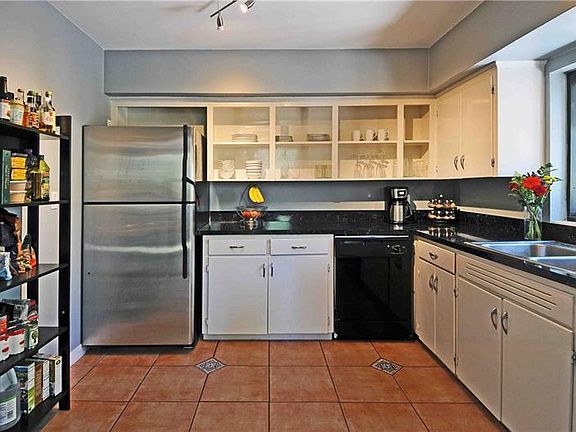 3rd image of 909 Camellia Ave