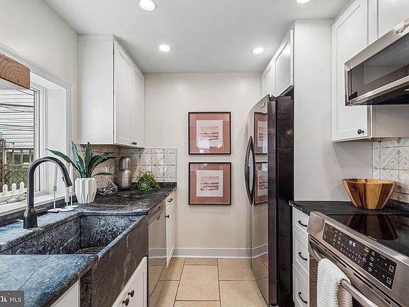 5th image of 2438 Meredith St