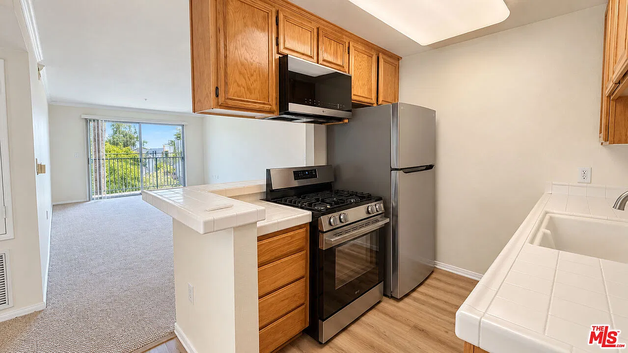 1 bed, 1.0 bath, 734 sqft, $2,995 — Photo 1
