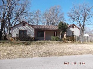 615 N 12th St, Chickasha, OK 73018