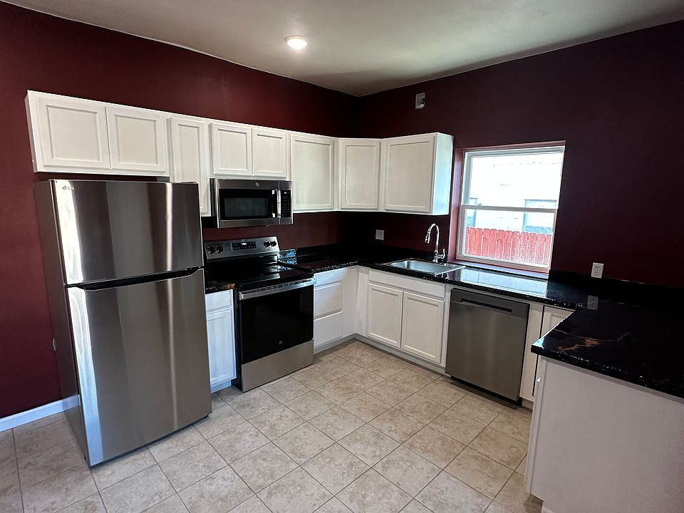 This is the kichen side of the kitchen dining room area. To my right is the back door that goes to the parking lot.