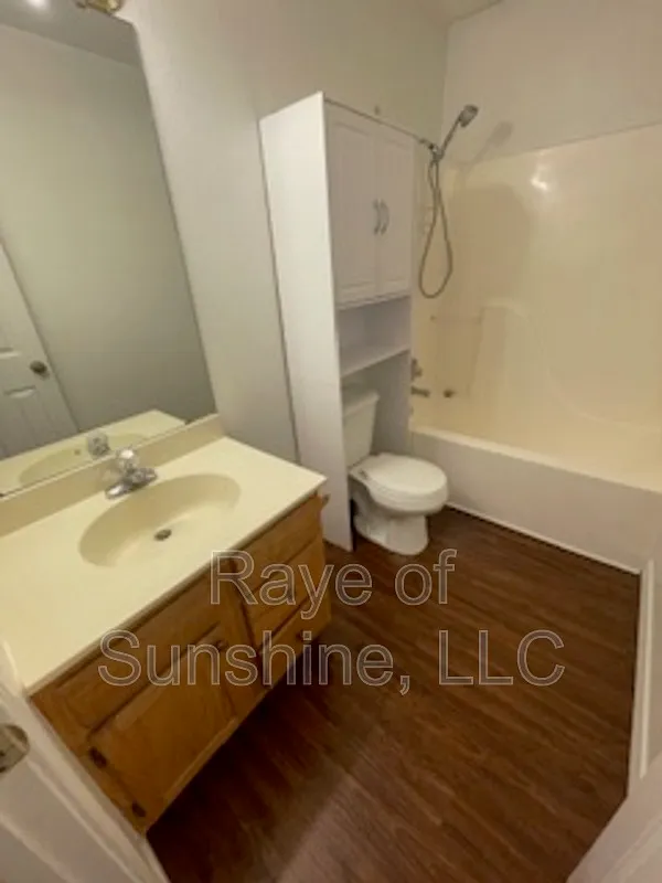 2 bed, 1.0 bath, 860 sqft, $990 — Photo 3