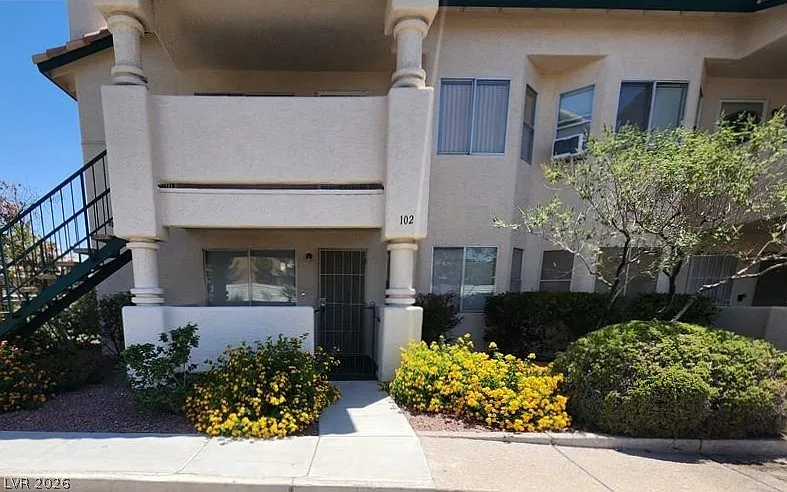 2 bed, 2.0 bath, 912 sqft, $1,300 — Photo 1