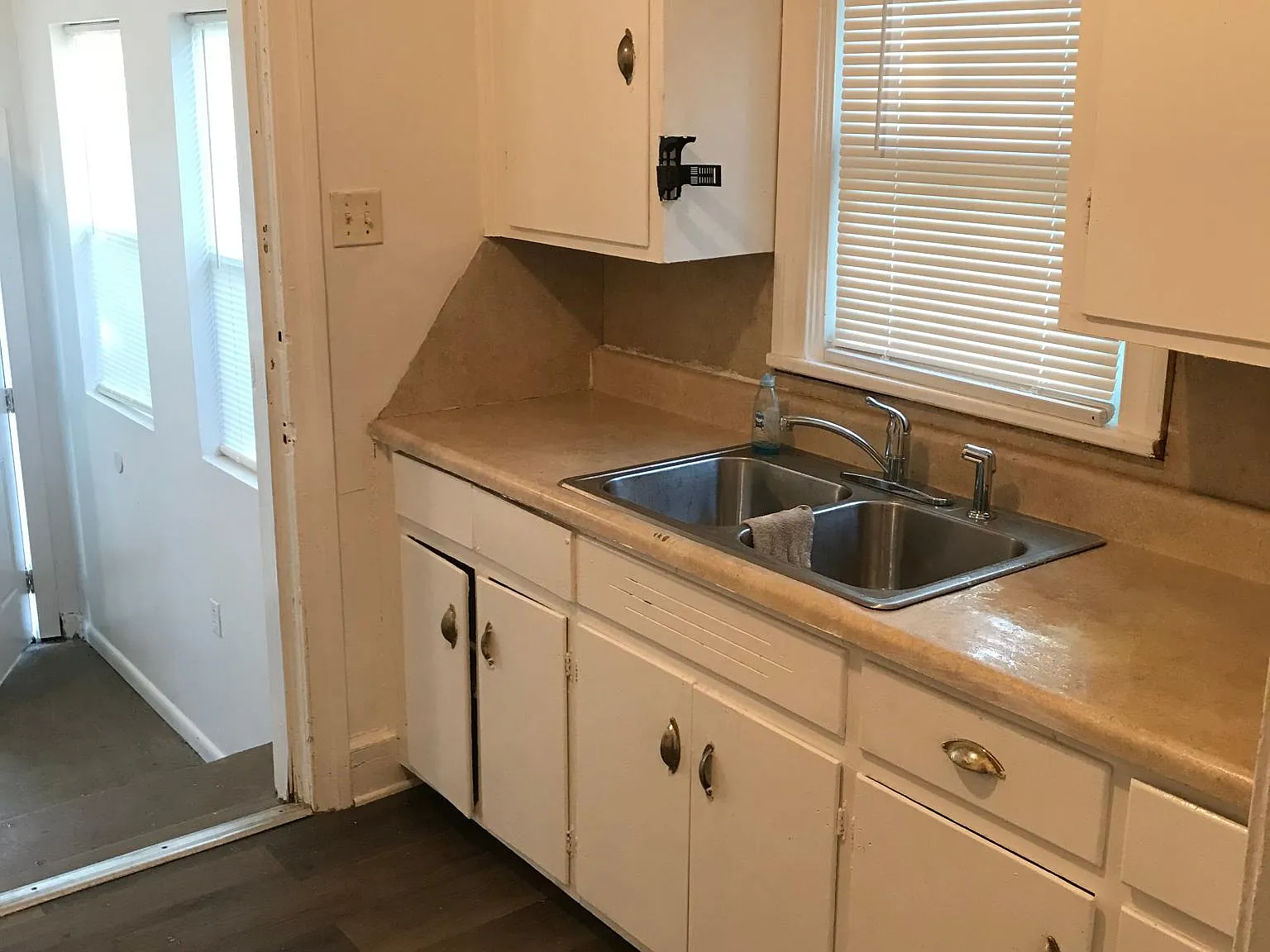 1102 E Elm St — Photo 4