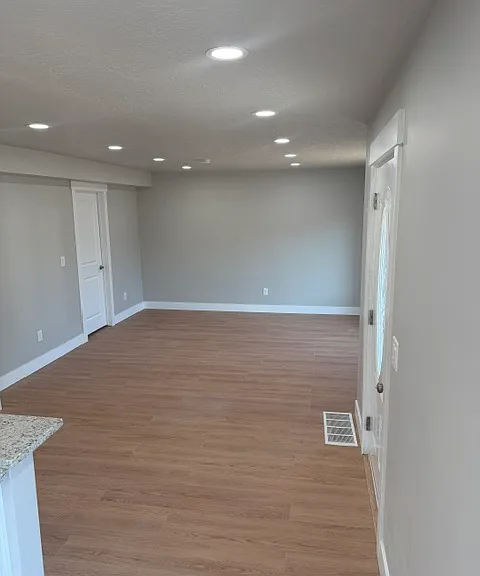 346 Carson Ave — Photo 23