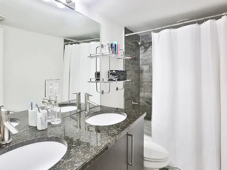 Wicker Park Big 3 Bedroom 2 Bath Private Coach House. Decks and Outdoor Space. — Photo 18