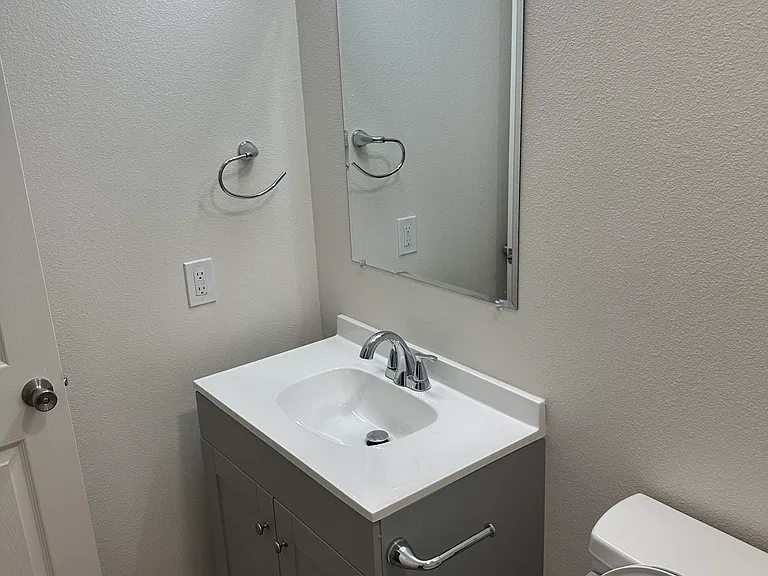 270 W Alamar Ave #8 — Photo 9
