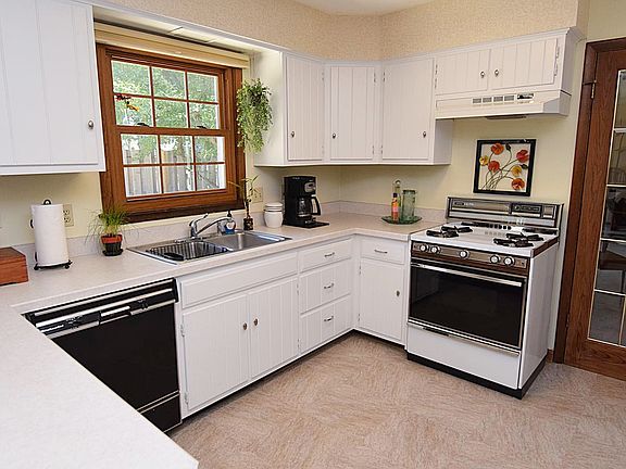 3rd image of 59 Southgate Crse