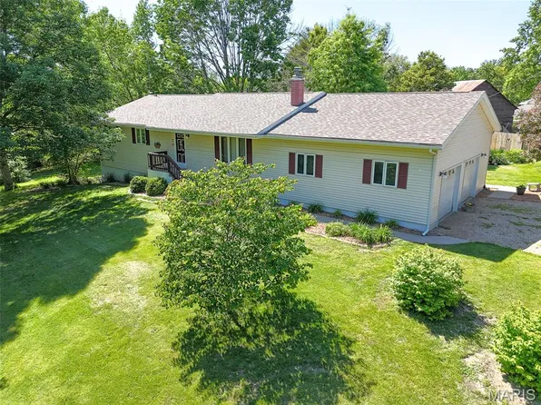 2 Hickory Ln, Carlinville, IL 62626