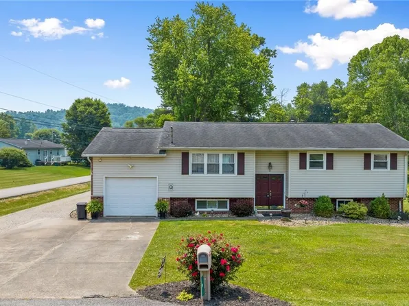 9 Oakbrook Ln, Mineral Wells, WV 26150