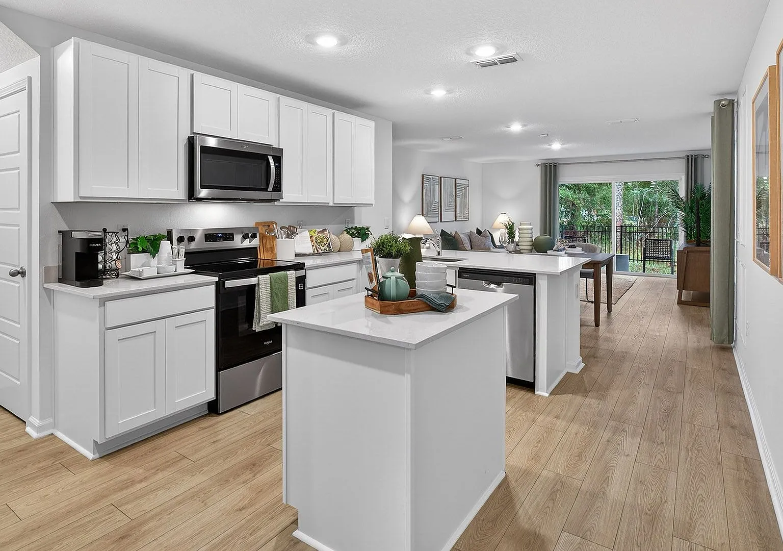 New, Large Villa Construction!! Advertised Rent Reflects 18-Month Lease On This 3/2.5/1. 12-Month... — Photo 4
