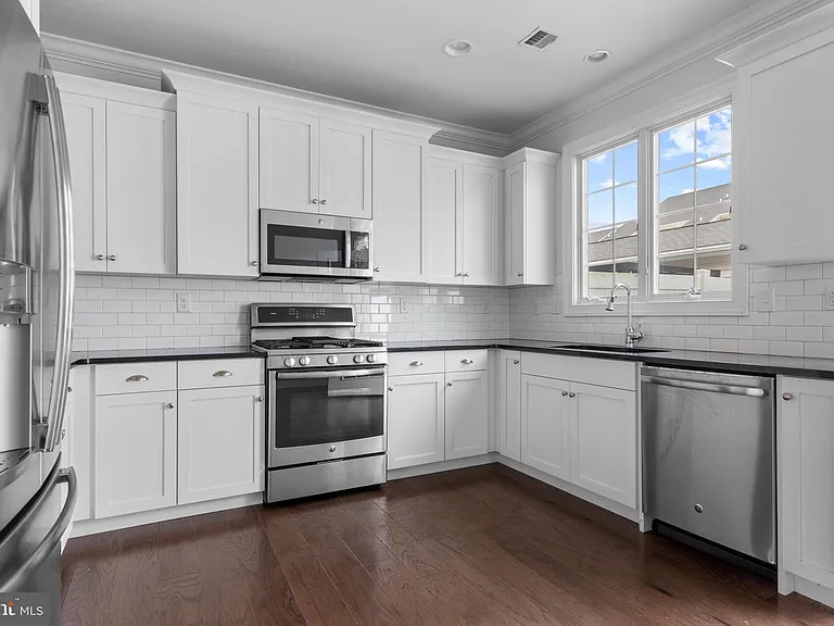 619 W Mulberry St — Photo 15