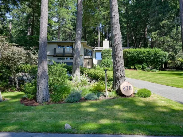 978 Fir Tree Gln, Saanich, BC V8X 5B7