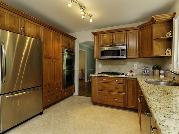 3rd image of 5 Dogwood Dr