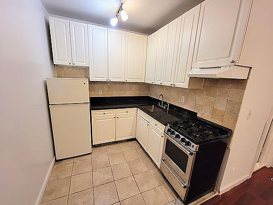 3rd image of 274 W 19th St #1T