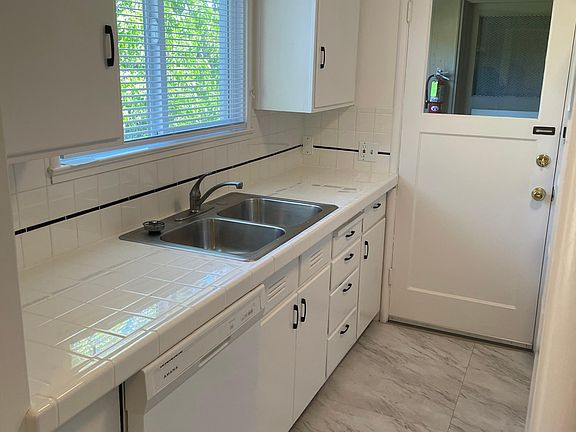 3rd image of 211 E Santa Inez Ave #6