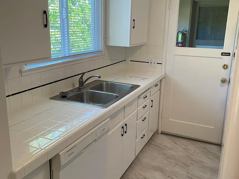 211 E Santa Inez Ave #6 — Photo 3