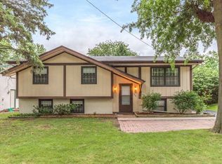 8698 Franklin Ave, Clive, IA 50325