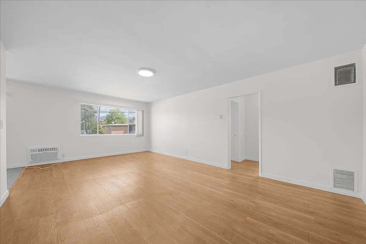 Building Photo - 1437 E Windsor Rd #15