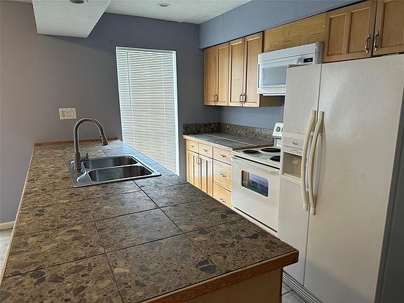 3rd image of 16610 La Avenida Dr