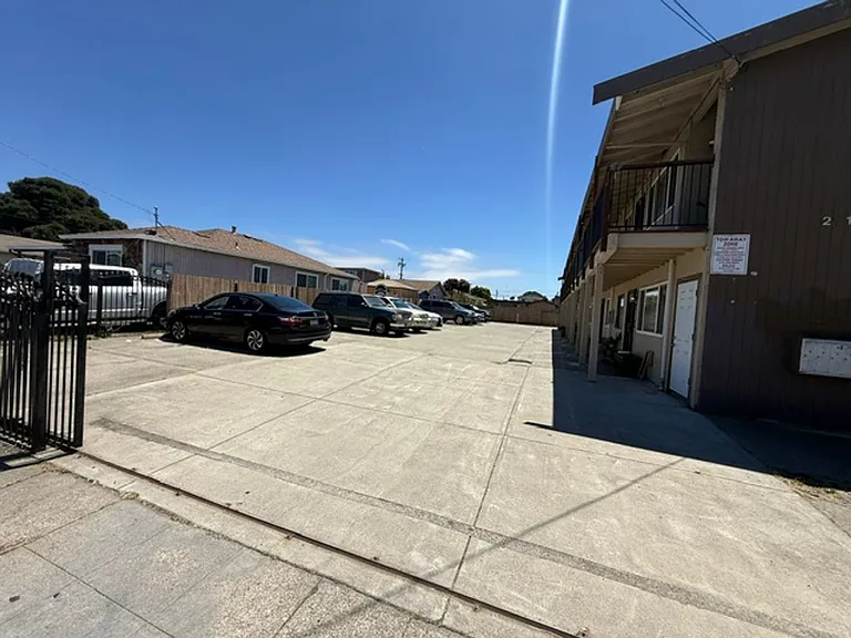 Bush Ave, 2114 — Photo 13
