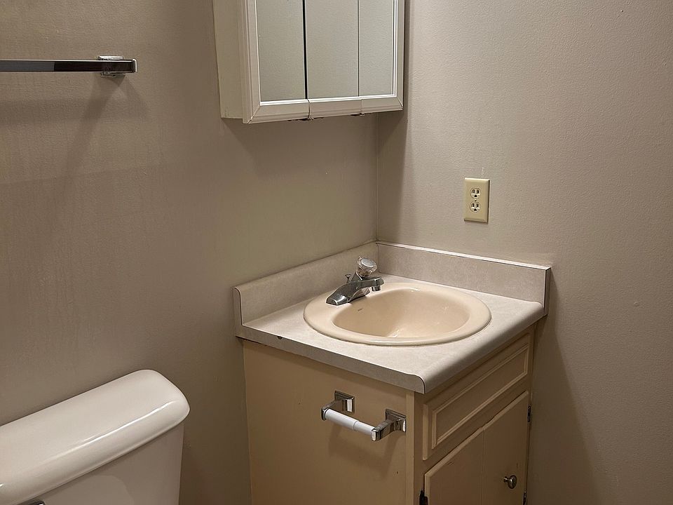 Ground floor half bath and laundry room w/ washer/dryer hook up