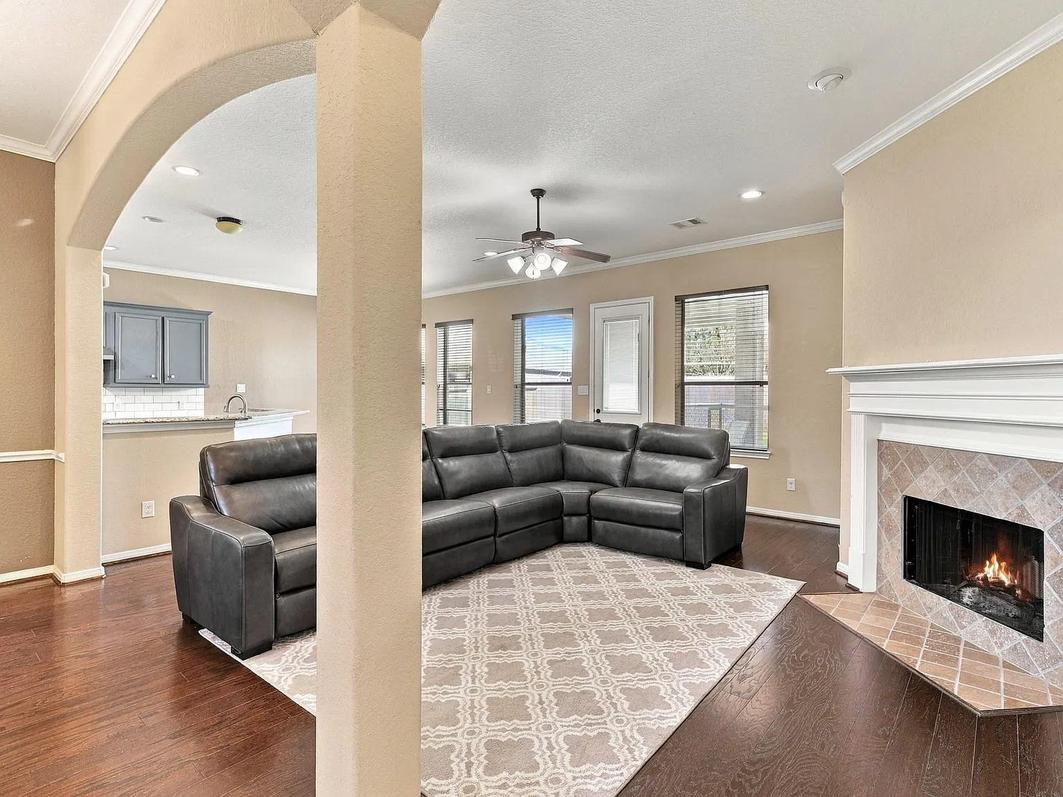 3 bed, 2.0 bath, 1977 sqft, $2,800 — Photo 4
