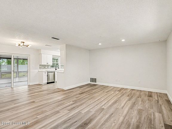 5th image of 1015 Woodsmere Pkwy