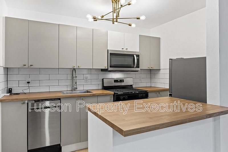 1st image of 824 E 10th St APT A