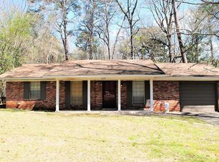 1053 Meadowlake Dr, Ozark, AL 36360