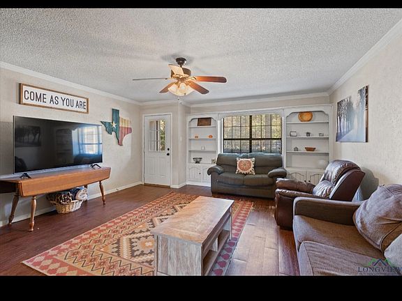 3rd image of 208 Driftwood St