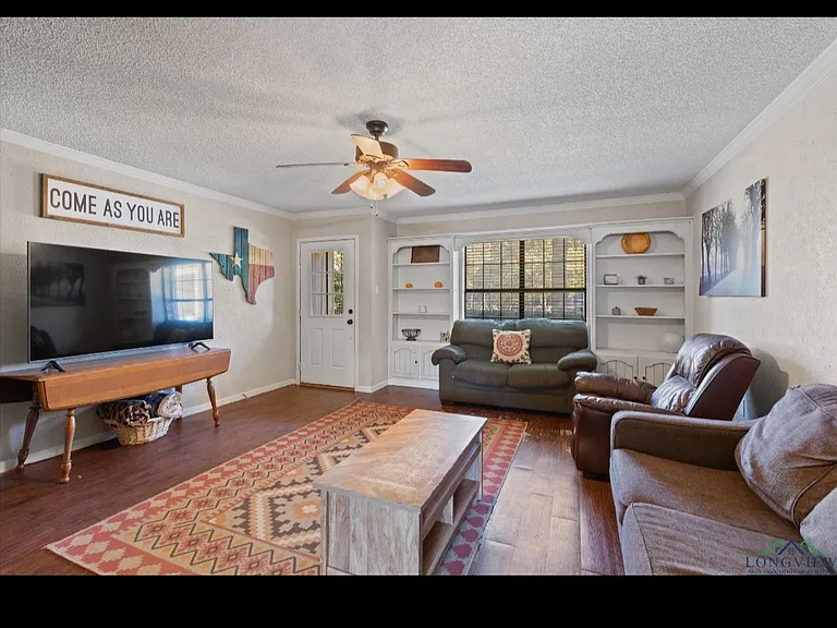 208 Driftwood St — Photo 3