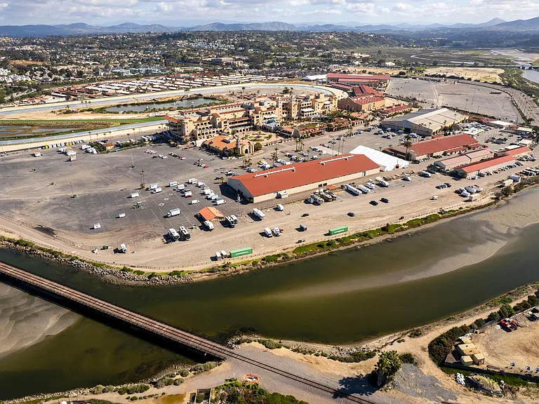 Just minutes to the Del Mar Fairgrounds for the annual San Diego County Fair. Del Mar Racetrack, Kaaboo and horse shows!