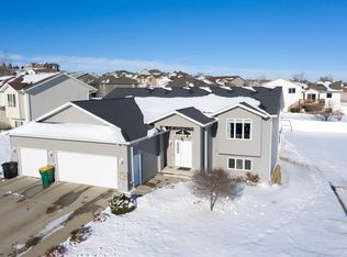 2900 Sleepy Hollow Loop, Bismarck, ND 58501