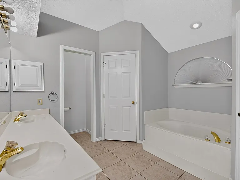 1426 Mapleview Dr — Photo 23