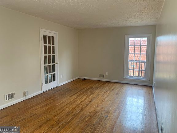 4th image of 733 Barnesdale Dr