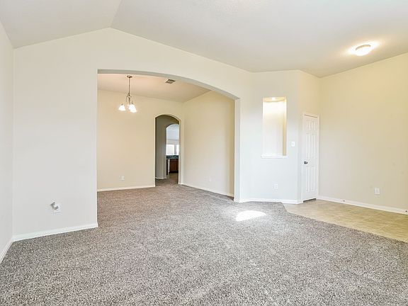 5th image of 915 La Hacienda Dr