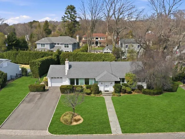 41 Highfield Lane, East Hills, NY 11577