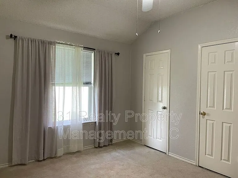 1304 Rosewood Ln — Photo 5