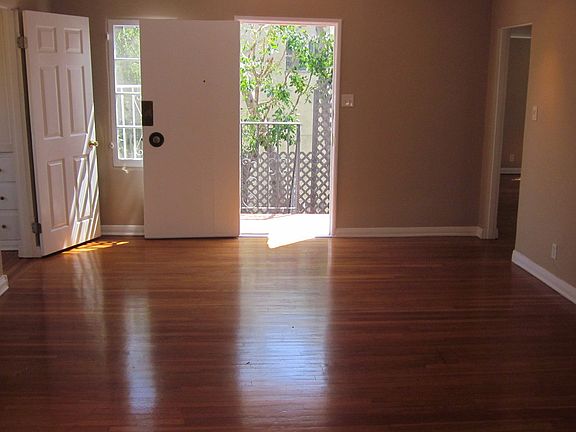 4th image of 239 S Doheny Dr