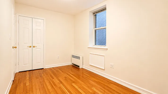 Bedroom, photo 1