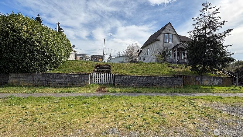 5th image of 502 E Wright Avenue