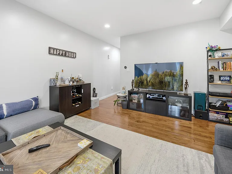 2568 Collins St — Photo 4