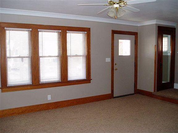 Living Room, Carpeted, Overhead Fan