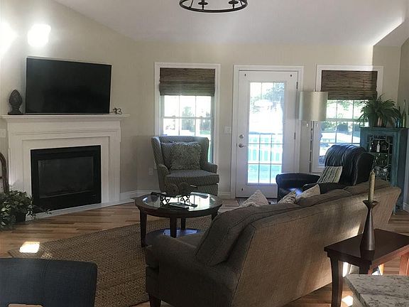 4th image of 858 Francis Dr